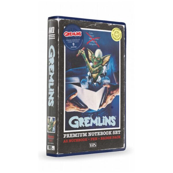 8435450250965 | P/N: WRN25096 | Cod. Artículo: DSP0000005675 Set papeleria vhs sd toys gremlins libreta chapas y boligrafo