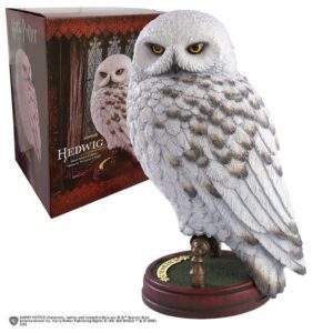 0849421003302 | P/N: NN7876 | Cod. Artículo: MGS0000009597 Figura the noble collection harry potter criaturas magicas estatua resina hedwig 24 cm
