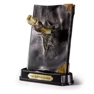 849421002367 | P/N: NN7271 | Cod. Artículo: MGS0000016660 Réplica the noble collection harry potter diario tom riddle con colmillo de basilisco